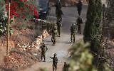 Les soldats israéliens pendant un raid dans le camp de réfugiés de Balata à l'Est de Naplouse, en Cisjordanie, le 19 novembre 2023. (Crédit : Jaafar ASHTIYEH / AFP)