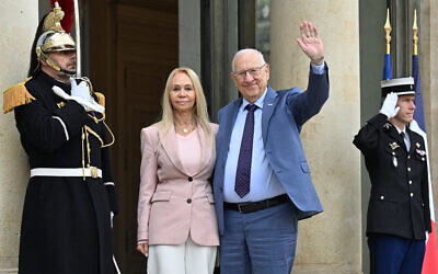 Reuven Rivlin, ancien président de l’État d’Israël, et sa compagne, Sarit Tzemach, à l’Elysée, le 20 novembre 2023. (Crédit : Miguel MEDINA / AFP)
