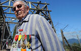Jean Villeret, ancien résistant déporté au camp du Struthof, en 2011, sur les lieux de l’ancien camp à Natzwiller (Bas-Rhin). (Crédit : Patrick HERTZOG / AFP)