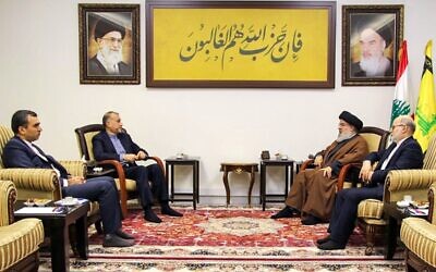 Le secrétaire général du groupe terroriste chiite libanais, Hassan Nasrallah, 2e à droite, rencontrant le ministre iranien des Affaires étrangères Hossein Amir Abdollahian, 2e à gauche, dans un lieu non divulgué au Liban, sur une photo fournie le 23 novembre 2023. (Crédit : Bureau des médias du Hezbollah/AFP) Le secrétaire général du groupe terroriste chiite libanais, Hassan Nasrallah, 2e à droite, rencontrant le ministre iranien des Affaires étrangères Hossein Amir Abdollahian, 2e à gauche, dans un lieu non divulgué au Liban, sur une photo fournie le 23 novembre 2023. (Crédit : Bureau des médias du Hezbollah/AFP)