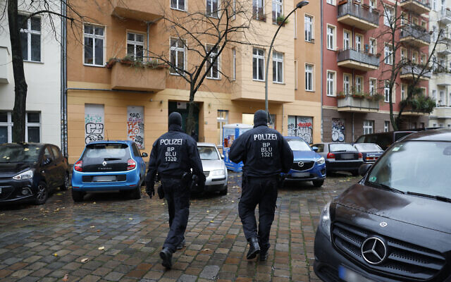 Des policiers se tiennent devant une maison dans le quartier de Friedrichshain à Berlin, lors d'une perquisition contre le Hamas et Samidoun, tous deux interdits dans le pays, le 23 novembre 2023. (rédit : Odd ANDERSEN/AFP) Des policiers se tiennent devant une maison dans le quartier de Friedrichshain à Berlin, lors d'une perquisition contre le Hamas et Samidoun, tous deux interdits dans le pays, le 23 novembre 2023. (rédit : Odd ANDERSEN/AFP)