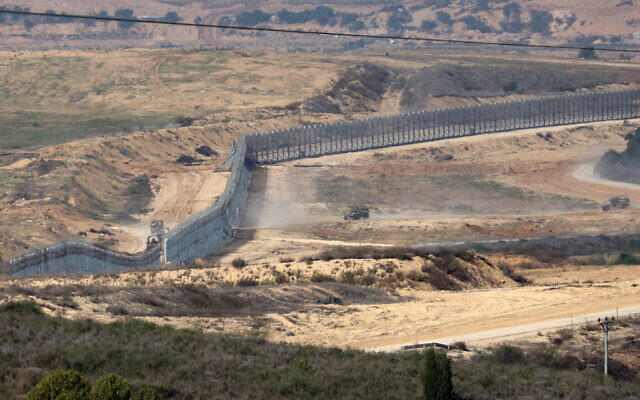 Des véhicules militaires israéliens circulant des deux côtés de la frontière avec la bande de Gaza, quelques heures après le début d'une trêve de quatre jours dans les combats entre Israël et les terroristes palestiniens du Hamas, le 24 novembre 2023. (Crédit : Gil Cohen -Magen/AFP)