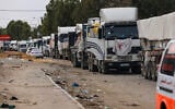 Un convoi de camions transportant du carburant et de l'aide roule dans le quartier Zeitoun de la ville de Gaza, au deuxième jour d'une trêve temporaire entre Israël et le Hamas, le 25 novembre 2023. (Crédit : Mahmud Hams/AFP)