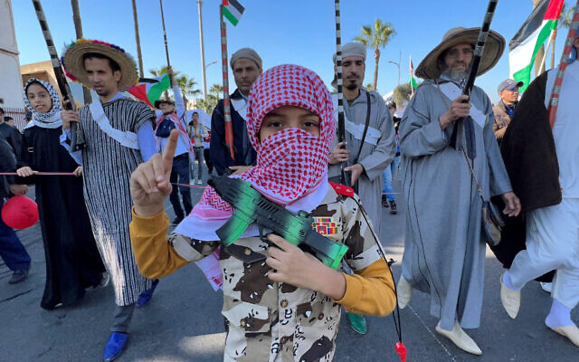 Des Marocains manifestent le 26 novembre 2023 à Casablanca, appelant à un cessez-le-feu permanent dans la guerre Israël-Hamas et à la suspension des liens diplomatiques avec Israël. (AFP)