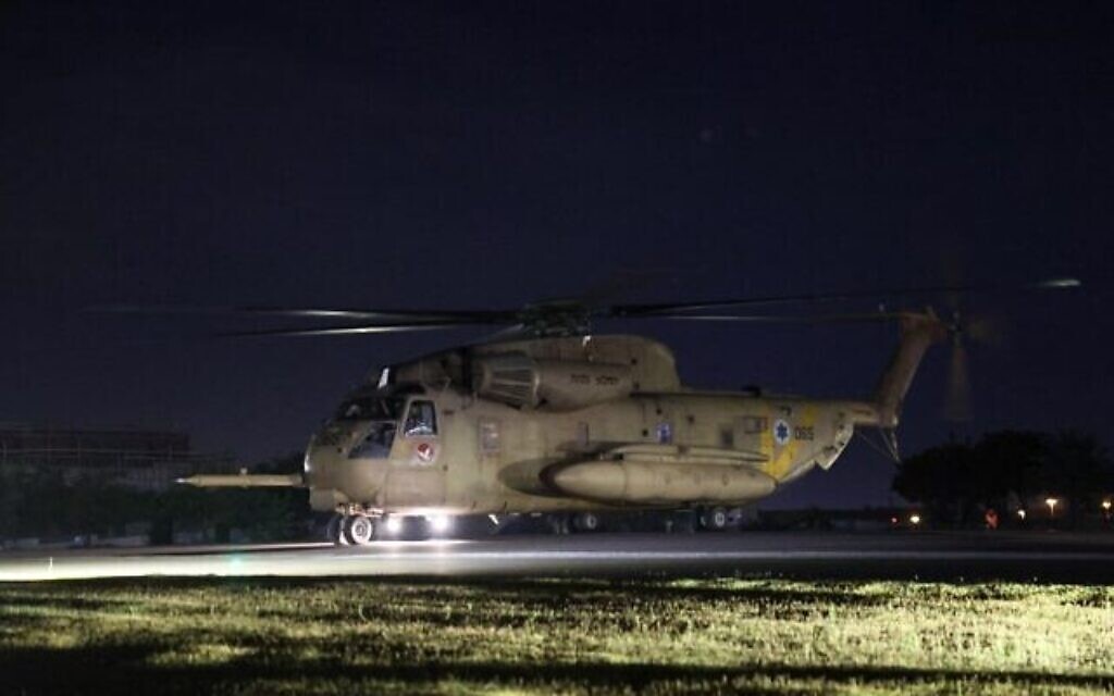 Un hélicoptère israélien transportant des otages récemment libérés, détenus depuis les attaques du Hamas le 7 octobre, atterrissant devant l'hôpital Sheba de Ramat Gan, au nord de Tel Aviv, le 28 novembre 2023. (Crédit : Jack Guez/AFP)