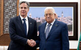 Le président de l'Autorité palestinienne Mahmoud Abbas et le secrétaire d'État américain Antony Blinken se serrant la main avant leur rencontre dans la ville de Ramallah, en Cisjordanie, le 30 novembre 2023. (Crédit : Saul Loeb/Pool/AFP)