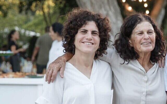 Ofra Keidar, à droite, et sa fille Yaël Keidar. Ofra a été prise en otage au kibboutz Beeri et déclarée morte le 2 décembre2023, son corps étant toujours en captivité à Gaza. (Autorisation) Ofra Keidar, à droite, et sa fille Yaël Keidar. Ofra a été prise en otage au kibboutz Beeri et déclarée morte le 2 décembre2023, son corps étant toujours en captivité à Gaza. (Autorisation)