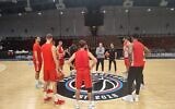 L’Hapoël Tel Aviv à l’entrainement à la halle Carpentier, à Paris, le 7 novembre 2023. (Crédit : Hapoel Tel Aviv BC / Facebook)