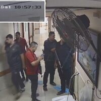 Des terroristes du Hamas à l'hôpital al-Shifa de Gaza, comme le montre une vidéo de surveillance du 7 octobre 2023. (Crédit : Armée israélienne)