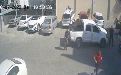 Une camionnette du Hamas à l'hôpital al-Shifa de Gaza sur une image tournée par les caméras de surveillance, le 7 octobre 2023. (Crédit : Armée israélienne)