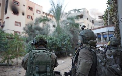 Des troupes israéliennes en opération dans le nord de la bande de Gaza, sur une photo diffusée le 14 novembre 2023. (Crédit : Armée israélienne)