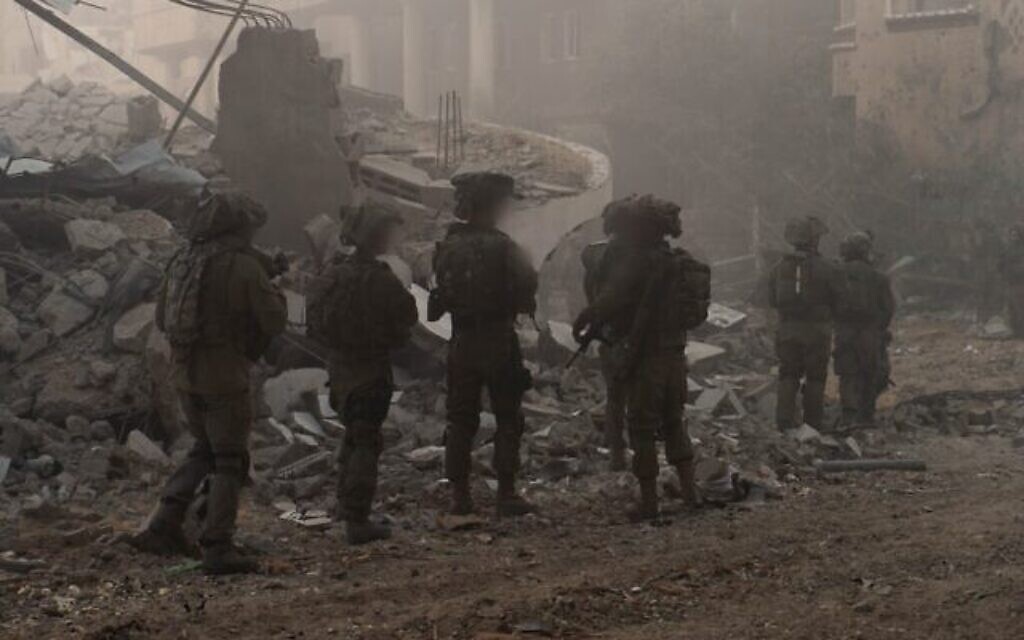 Les forces terrestres de Tsahal se déploient dans le nord de la bande de Gaza, sur cette photo publiée le 6 novembre 2023. (Crédit : Armée israélienne)