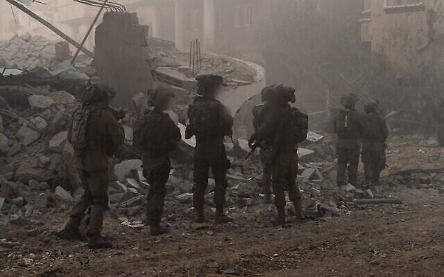 Les forces terrestres de Tsahal se déploient dans le nord de la bande de Gaza, sur cette photo publiée le 6 novembre 2023. (Crédit : Armée israélienne)