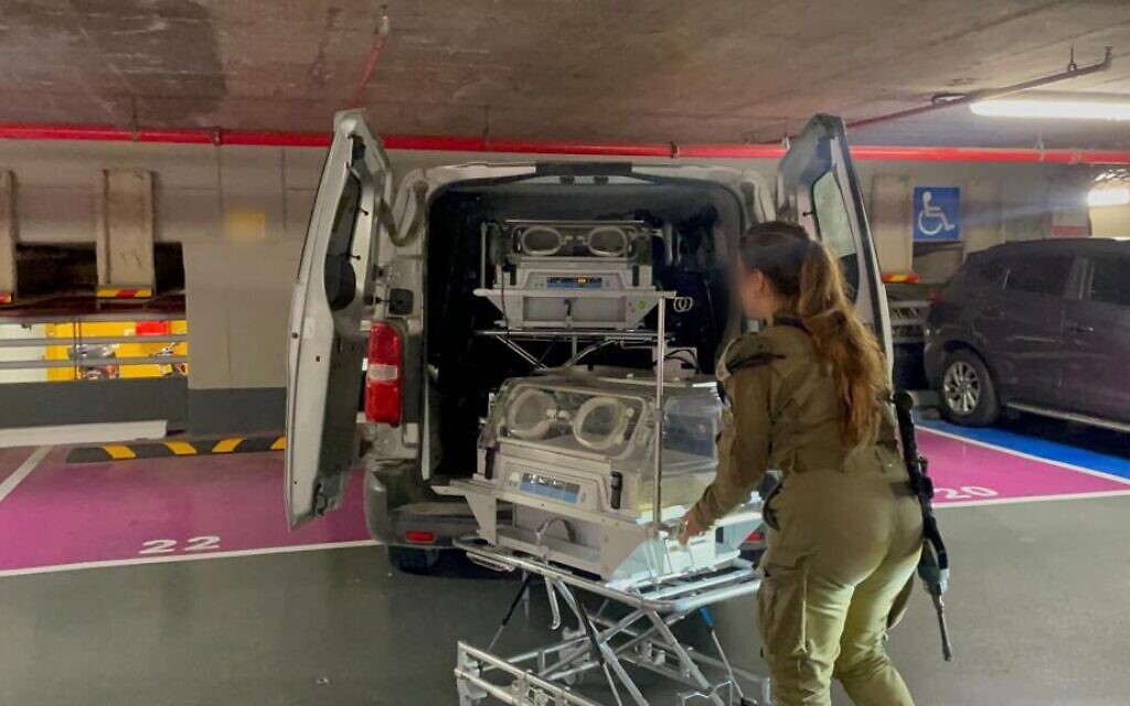 Des couveuses destinées à être transférées à Gaza, sur une photo diffusée par l'armée le 14 novembre 2023. (Crédit : Armée israélienne)