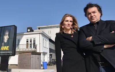 Leon de Winter et Jessica Durlacher se tenant devant le théâtre d'Amsterdam construit pour accueillir leur pièce, le 12 mars 2014. (Crédit : Cnaan Liphshiz/JTA)