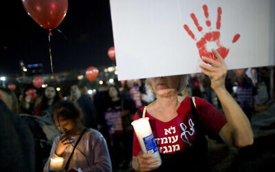 Une manifestation contre les violences faites aux femmes, à Tel Aviv, le 4 décembre 2018. (Crédit : Oded Balilty/AP Photo)