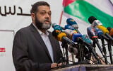 Osama Hamdan, haut responsable du Hamas, lors d'un rassemblement organisé par le groupe terroriste chiite libanais du Hezbollah pour exprimer sa solidarité avec le peuple palestinien, dans la banlieue sud de Beyrouth, au Liban, le 17 mai 2021. (Crédit : Hassan Ammar/AP)
