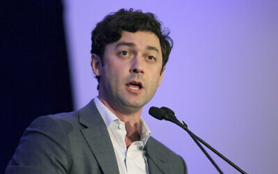 Le sénateur démocrate Jon Ossoff (Georgie) lors d'un discours prononcé à l'occasion d'une collecte de fonds pour le Gwinnett County Democratic Party à Norcross, en Georgie, le 21 mai 2022. (Crédit : Akili-Casundria Ramsess/AP)