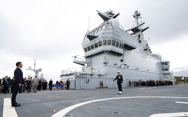 Le président français Emmanuel Macron, à gauche, au garde-à-vous sur le pont du porte-hélicoptères amphibie Dixmude amarré à la base navale française de Toulon, dans le sud de la France, le 9 novembre 2022. (Crédit : Eric Gaillard, Pool via AP) Le président français Emmanuel Macron, à gauche, au garde-à-vous sur le pont du porte-hélicoptères amphibie Dixmude amarré à la base navale française de Toulon, dans le sud de la France, le 9 novembre 2022. (Crédit : Eric Gaillard, Pool via AP)
