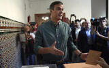 Le Premier ministre espagnol et socialiste Pedro Sanchez alors qu'il dépose son bulletin de vote lors des élections générales espagnoles, à Madrid, le 23 juillet 2023. (Crédit : Emilio Morenatti/AP)