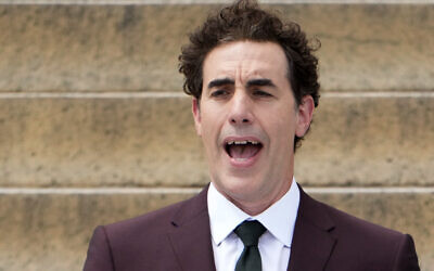 Sacha Baron Cohen prenant la parole lors du 60e anniversaire de la Marche sur Washington au Lincoln Memorial, à Washington, le 26 août 2023. (Crédit : Andrew Harnik/AP Photo)