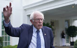 Le sénateur Bernie Sanders du Vermont s'entretenant avec les journalistes après sa rencontre avec le président américain Joe Biden, à la Maison Blanche, à Washington, le 30 août 2023. (Crédit : Susan Walsh/AP Photo)