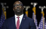 Le Représentant démocrate de New York Jamaal Bowman écoute les orateurs avant que le président américain Joe Biden ne prenne la parole lors d'un événement au SUNY Westchester Community College, le 10 mai 2023, à Valhalla, New York. (Crédit : AP Photo/John Minchillo)