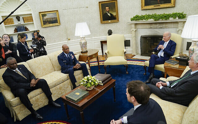 Le président américain Joe Biden écoute la question d'un journaliste avant un briefing sur l'Ukraine, dans le bureau ovale de la Maison Blanche, le 5 octobre 2023, à Washington. Dans le sens des aiguilles d'une montre à partir de la gauche se trouvent le Secrétaire à la Défense Lloyd Austin, le chef d'état-major interarmées, le général CQ Brown Jr., Biden, le directeur de la CIA, William Burns, et Jon Finer, assistant du président et principal conseiller adjoint à la sécurité nationale. (Crédit : AP Photo/Evan Vucci) Le président américain Joe Biden écoute la question d'un journaliste avant un briefing sur l'Ukraine, dans le bureau ovale de la Maison Blanche, le 5 octobre 2023, à Washington. Dans le sens des aiguilles d'une montre à partir de la gauche se trouvent le Secrétaire à la Défense Lloyd Austin, le chef d'état-major interarmées, le général CQ Brown Jr., Biden, le directeur de la CIA, William Burns, et Jon Finer, assistant du président et principal conseiller adjoint à la sécurité nationale. (Crédit : AP Photo/Evan Vucci)