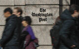 Des gens passant devant le One Franklin Square Building, siège du journal The Washington Post, dans le centre-ville de Washington, le 21 février 2019. (Crédit : Pablo Martinez Monsivais/AP)