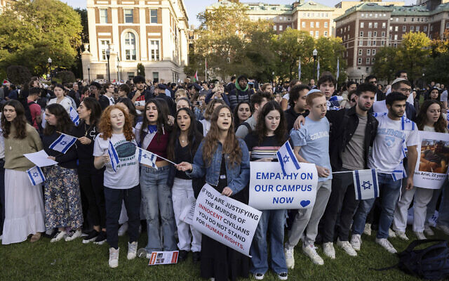 Des manifestants pro-Israëls chantant une chanson lors d'une manifestation à l'Université Columbia, à New York, le 12 octobre 2023. (Crédit : Yuki Iwamura/AP Photo/Dossier)