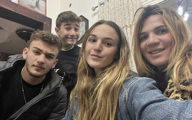 Maya Regev, 21 ans, au centre, et Itay Regev, 18 ans, à gauche, avec leur mère et un frère sur une photo de famille non datée, fournie le 16 octobre 2023. (Crédit : Famille Regev via AP) Maya Regev, 21 ans, au centre, et Itay Regev, 18 ans, à gauche, avec leur mère et un frère sur une photo de famille non datée, fournie le 16 octobre 2023. (Crédit : Famille Regev via AP)