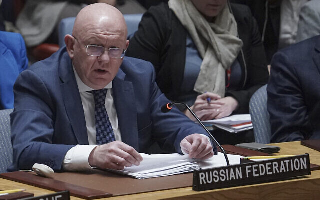 L'ambassadeur russe aux Nations Unies, Vassily Nebenzya, s'adresse au Conseil de sécurité de l'ONU avant le vote d'une résolution sur le conflit entre Israël et le Hamas, le 25 octobre 2023 au siège de l'ONU. (Crédit : AP Photo/Bebeto Matthews) L'ambassadeur russe aux Nations Unies, Vassily Nebenzya, s'adresse au Conseil de sécurité de l'ONU avant le vote d'une résolution sur le conflit entre Israël et le Hamas, le 25 octobre 2023 au siège de l'ONU. (Crédit : AP Photo/Bebeto Matthews)