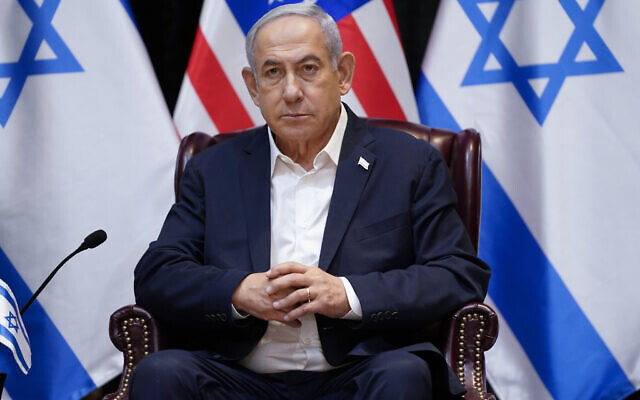Le Premier ministre Benjamin Netanyahu lors d'une réunion bilatérale élargie avec des représentants des gouvernements israélien et américain, le 18 octobre 2023, à Tel Aviv. (Crédit : AP Photo/Evan Vucci)