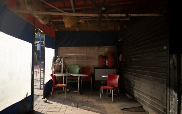 Des tables et des chaises dans un restaurant qui a fermé à Sderot, le 25 octobre 2023. (Crédit : Maya Alleruzzo/AP Photo) Des tables et des chaises dans un restaurant qui a fermé à Sderot, le 25 octobre 2023. (Crédit : Maya Alleruzzo/AP Photo)
