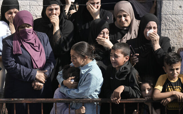 Des Palestiniens pleurant lors des funérailles de Rawhi Sawafta, 70 ans, tué lors d'un affrontement avec l'armée israélienne lors d'un raid dans la ville de Tubas en Cisjordanie, le 31 octobre 2023. (Crédit : Majdi Mohammed/AP Photo) Des Palestiniens pleurant lors des funérailles de Rawhi Sawafta, 70 ans, tué lors d'un affrontement avec l'armée israélienne lors d'un raid dans la ville de Tubas en Cisjordanie, le 31 octobre 2023. (Crédit : Majdi Mohammed/AP Photo)