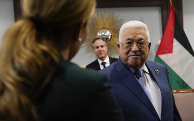 Le président palestinien Mahmoud Abbas et le secrétaire d'État américain Antony Blinken à Amman, en Jordanie, le 17 octobre 2023. (Crédit : Jacquelyn Martin/AP Photo/Pool)