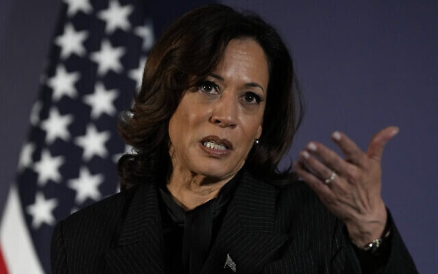 La vice-présidente américaine Kamala Harris s'adresse aux médias après la fin du sommet sur la sécurité de l'IA à Bletchley Park à Milton Keynes, en Angleterre, le 2 novembre 2023. (AP Photo/Alastair Grant)