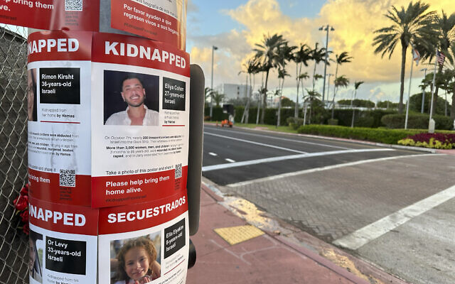 Des affiches avec des photos de quelques otages détenus par les terroristes du Hamas après leur massacre dans le sud d'Israël le 7 octobre, à Surfside (Floride), le 24 octobre 2023. (Crédit : Photo AP/Wilfredo Lee)