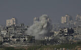 De la fumée s’élevant après une frappe aérienne israélienne dans la bande de Gaza, vue du sud d'Israël, le 31 octobre 2023. (Crédit : Ariel Schalit/AP Photo/Dossier)