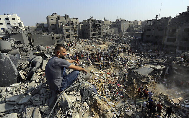 Un homme est assis sur les décombres des bâtiments ciblés par des frappes aériennes israéliennes, dans le camp de réfugiés de Jabaliya, dans le nord de la bande de Gaza, le 1er novembre 2023. (Crédit : AP Photo/Abed Khaled) Un homme est assis sur les décombres des bâtiments ciblés par des frappes aériennes israéliennes, dans le camp de réfugiés de Jabaliya, dans le nord de la bande de Gaza, le 1er novembre 2023. (Crédit : AP Photo/Abed Khaled)