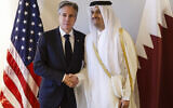 Le secrétaire d'État américain Antony Blinken, à gauche, rencontrant le Premier ministre et ministre des Affaires étrangères qatari Cheikh Mohammed bin Abdulrahman bin Jassim al-Thani dans un hôtel au cours d'une journée d'entretiens dans le cadre du conflit en cours entre Israël et Gaza, le 4 novembre 2023. (Crédit : Jonathan Ernst/AP)