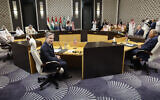 Le secrétaire d'État américain Antony Blinken, à l'avant gauche, participant à une réunion avec les ministres des Affaires étrangères arabes à Amman, en Jordanie, le 4 novembre 2023. (Crédit : Jonathan Ernst/Pool photo via AP)