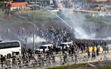Les manifestants affrontent la police anti-émeutes lors d'un rassemblement pro-palestinien près de la base aérienne Incirlik, en amont de l'arrivée du secrétaire d'État américain Antony Blinken, à Adana, dans le sud de la Turquie, le 5 novembre 2023. (Crédit :  Mehmet Sancakzade/AP)