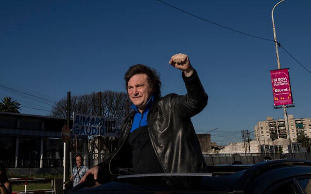 Le candidat à la présidence de la coalition Liberty Advances Javier Milei salue ses partisans lors d'un rassemblement à Buenos Aires, Argentine, le 6 novembre 2023. (Crédit : AP Photo/Rodrigo Abd)