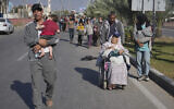 Des Palestiniens fuyant vers le sud de la bande de Gaza dans la rue Salah al-Din à Bureij, dans la bande de Gaza, le 7 novembre 2023. (Crédit : Hatem Moussa/AP)