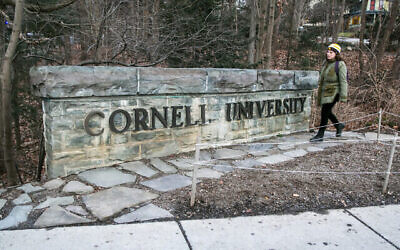 Une femme passant devant un panneau de l'Université Cornell sur le campus de l'école de l'Ivy League, à Ithaca, dans l'État de New York, le 14 janvier 2022. (Crédit : Ted Shaffrey/AP)