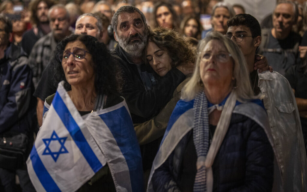 Des personnes manifestant contre le gouvernement du Premier ministre Benjamin Netanyahu devant la Knesset, à Jérusalem, le 7 novembre 2023. (Crédit : Bernat Armangue/AP Photo)