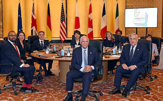 De gauche à droite, James Cleverly, ministre britannique des affaires étrangères, Annalena Baerbock, ministre allemande des affaires étrangères, Antony Blinken, secrétaire d'État américain, Yoko Kamikawa, Josep Borrell, haut représentant de l'Union européenne pour les affaires étrangères et la politique de sécurité.De gauche à droite, le ministre britannique des Affaires étrangères, James Cleverly, la ministre allemande des Affaires étrangères, Annalena Baerbock, le secrétaire d'État américain, Antony Blinken, la ministre japonaise des Affaires étrangères, Yoko Kamikawa, le haut représentant de l'Union européenne pour les affaires étrangères et la politique de sécurité, Josep Borrell, la ministre canadienne des Affaires étrangères, Mélanie Joly, le ministre italien des Affaires étrangères, Antonio Tajani, et la ministre française des Affaires étrangères, Catherine Colonna, au début de la session 1 de la réunion des ministres des Affaires étrangères du G7 à la maison d'hôtes Iikura du ministère des Affaires étrangères, à Tokyo, le 8 novembre 2023. (Crédit : Toshifumi Kitamura/Pool Photo via AP)