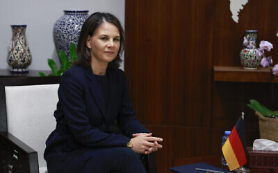 La ministre allemande des Affaires étrangères, Annalena Baerbock, assistant à une réunion avec le Premier ministre de l’Autorité palestinienne, Mohammed Shtayyeh, à Ramallah, en Cisjordanie, le 11 novembre 2023. (Crédit : Ammar Awad/Pool via AP)