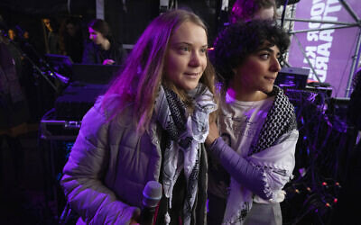 La militante écologiste Greta Thunberg, à gauche, est avec l'Afghane Sahar Shirzad, lors d'un rassemblement à Amsterdam, le 12 novembre 2023. (Crédit : AP Photo/Peter Dejong)